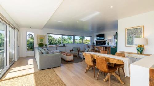 Still Bay House | White Penguin