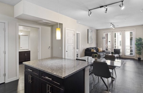 Fort Worth Cultural District House | White Rabbit | King Bed | Queen Bed | Balcony
