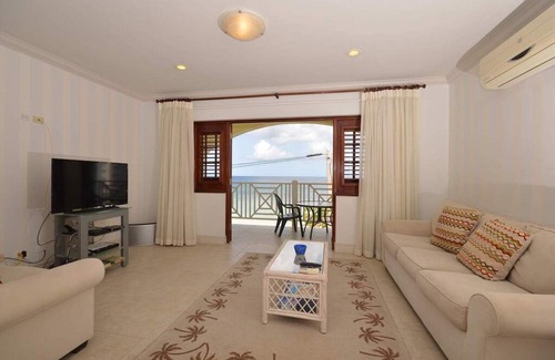 Douglas Villa | White Sands G4, St. Peter