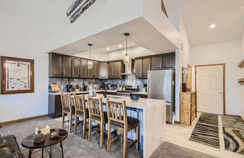 Peak 8 House | White Wolf #890: Newly Renovated- Private Outdoor Hot Tub- Shuttle to Slopes