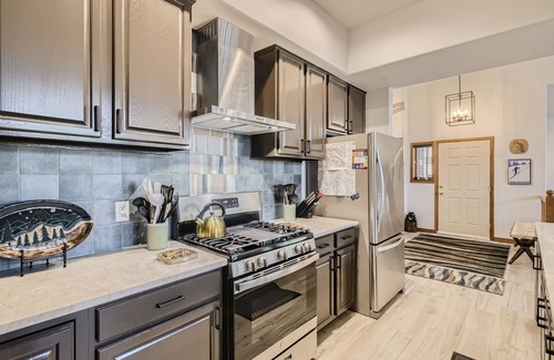 Peak 8 House | White Wolf #890: Newly Renovated- Private Outdoor Hot Tub- Shuttle to Slopes