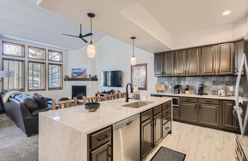 Peak 8 House | White Wolf #890: Newly Renovated- Private Outdoor Hot Tub- Shuttle to Slopes