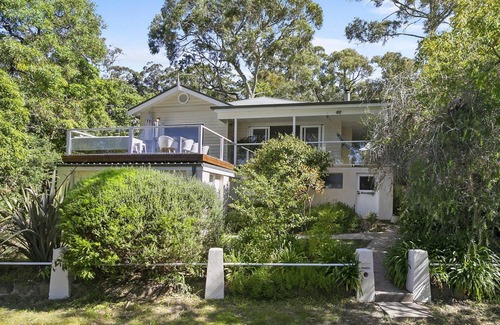 Lorne House | Whitecaps - Envious location, beautiful styling and plenty of space for all