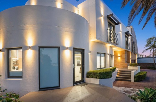 Wamberal House | Whitehaven - Ultimate Coastal Retreat!