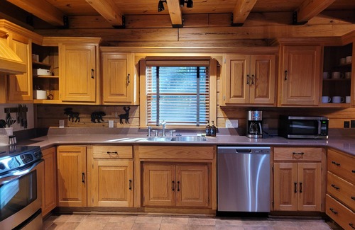 Rogers Cabin | Whitetail Cabin - fireplace, theater room, Wifi!, Family-Sized Log Cabin at Beaver Lake w Forest Vie