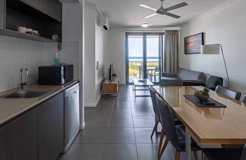 East Mackay Apartment | WhitsunStays - The Regal 2br/2bth, central