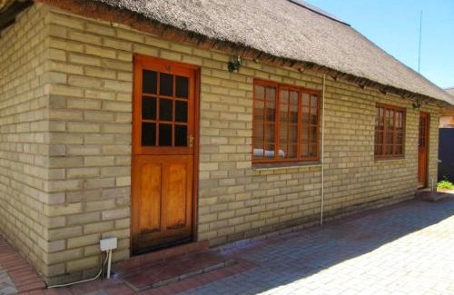 Bloemhof Cabin | WhyNot Restaurant & Guest Lodge