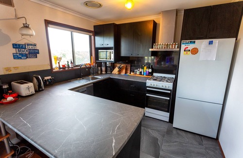 Venus Bay House | 🌊 Wi-Fi. Fireplace+Firepit. Linens. Pets OK. 500m to surf.