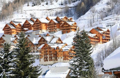 Valloire Apartment | Wifi, 200m from ski slopes, fitness, swimming pool, balcony, tv, ski locker, 40-48m², Valloire