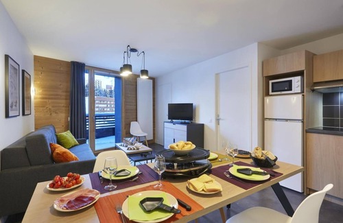 Les Deux Alpes Apartment | Wifi, ski lifts base, fitness, swimming pool, sauna, hammam, balcony, tv, ski locker, 43m²