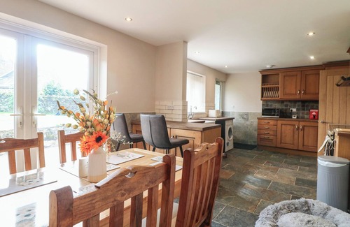 Chesterfield Cottage | WIGLEY FARM HOUSE COTTAGE, pet friendly, with hot tub in Chesterfield