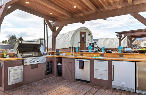 Virgin Cabin | Wild Cow Mary Wagon #28 w/1QB and 2 BB w/Outdoor Kitchen