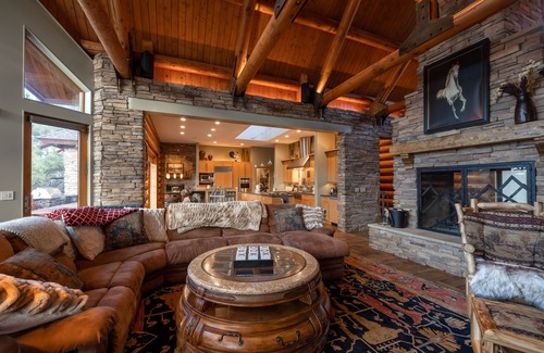 Moonridge Cabin | Wild Horse Estate. 17 Acres of a Unique home, huge hot tub, Tesla Charger, Amazing views! AC!