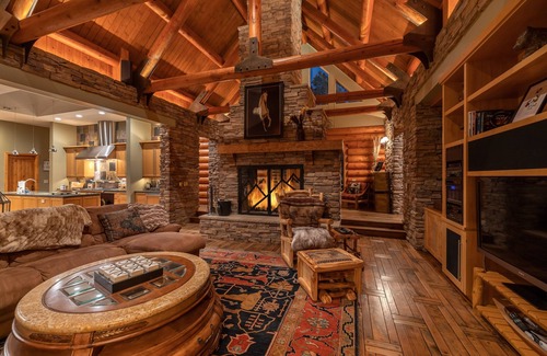 Moonridge Cabin | Wild Horse Estate. 17 Acres of a Unique home, huge hot tub, Tesla Charger, Amazing views! AC!