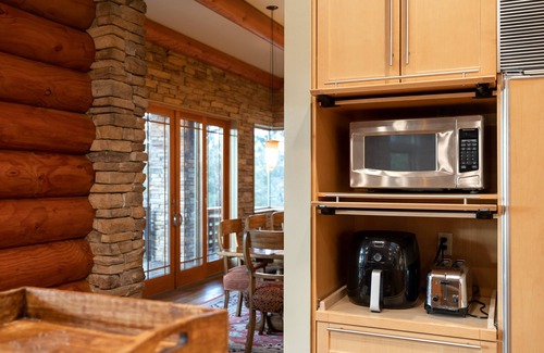 Moonridge Cabin | Wild Horse Estate. 17 Acres of a Unique home, huge hot tub, Tesla Charger, Amazing views! AC!