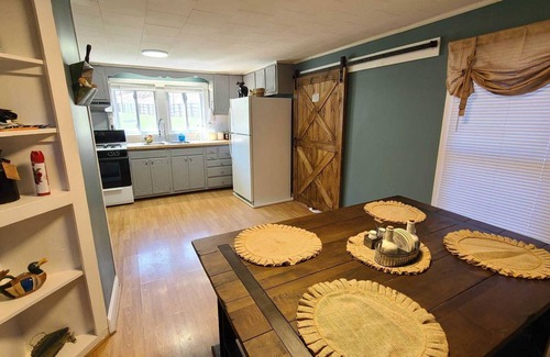 Wilson Creek Cabin | Wild Horse Lodge at Highland Hideaways near Grayson Highlands - Arcade/Theatern