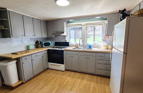 Wilson Creek Cabin | Wild Horse Lodge at Highland Hideaways near Grayson Highlands - Arcade/Theatern