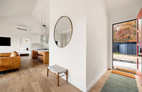 Young Harris Cabin | Wildcat Modern is a 2BR/2BA mountain retreat blending sleek design with cozy autumn charm. Enjoy a full kitchen, stylish interiors, ensuite bedrooms, an expansive deck, and a stone firepit perfect for crisp nights under changing leaves.