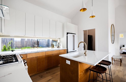 Young Harris Cabin | Wildcat Modern is a 2BR/2BA mountain retreat blending sleek design with cozy autumn charm. Enjoy a full kitchen, stylish interiors, ensuite bedrooms, an expansive deck, and a stone firepit perfect for crisp nights under changing leaves.