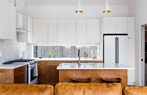 Young Harris Cabin | Wildcat Modern is a 2BR/2BA mountain retreat blending sleek design with cozy autumn charm. Enjoy a full kitchen, stylish interiors, ensuite bedrooms, an expansive deck, and a stone firepit perfect for crisp nights under changing leaves.