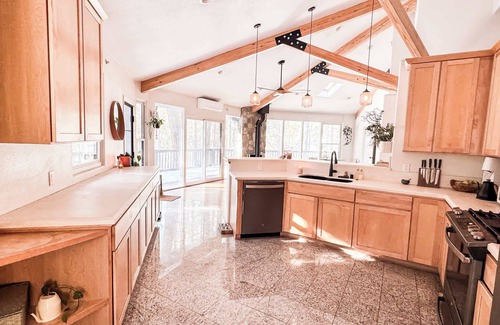 Idyllwild Cabin | Wildland TreeHaus: Forest Views, Creekside, Fireplaces, Spa Tub, Hammocks, Pets