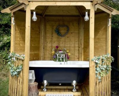 Mabe House | WildView Cosy Glamping with Outdoor Bath and stunning scenery