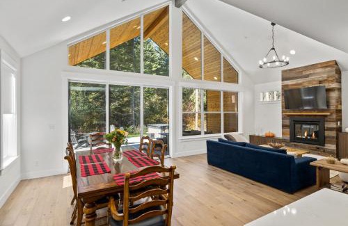 Roslyn House | Wildwood Cabin at Suncadia- Hot Tub, Firepit, BBQ, Gourmet Kitchen, Fireplace, Smart TVs, Hi-speed Wi-Fi, Secluded