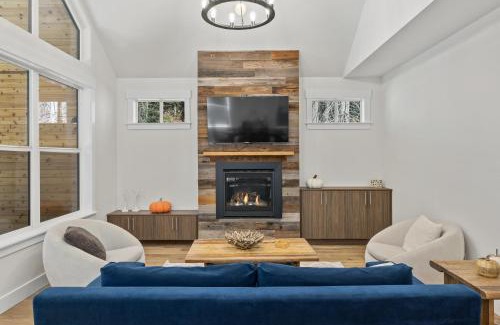 Roslyn House | Wildwood Cabin at Suncadia- Hot Tub, Firepit, BBQ, Gourmet Kitchen, Fireplace, Smart TVs, Hi-speed Wi-Fi, Secluded