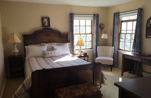 Williston North House | Williston Village INN-Cherry room with queen size bed for 2 people
