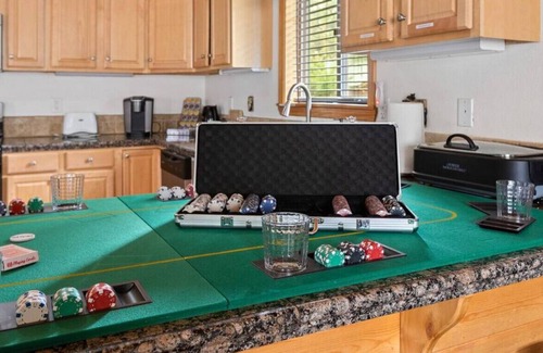 Boulder Bay Cabin | Willow Bear Log Cabin in Big Bear Lake + Hot Tub + Walk to Lake/Games