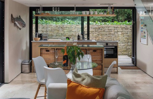 South Cerney Cottage | Willow | Glass Lake Retreat with Hot Tub for Two