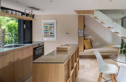 South Cerney Cottage | Willow | Glass Lake Retreat with Hot Tub for Two