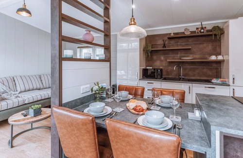 Bridgnorth Ski Chalet | Willow Lodge VIP Hot Tub and Pet Friendly