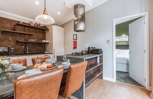 Bridgnorth Ski Chalet | Willow Lodge VIP Hot Tub and Pet Friendly