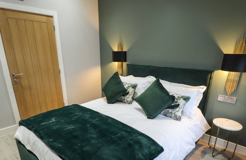 Hull Cottage | WILLOW, romantic, luxury holiday cottage, with hot tub in Willerby