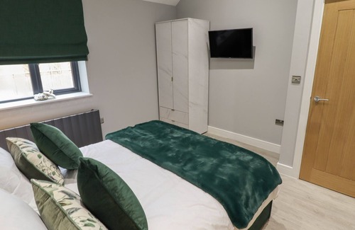 Hull Cottage | WILLOW, romantic, luxury holiday cottage, with hot tub in Willerby