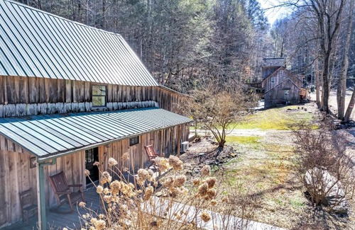 Cosby House | Wills Barn 2 Queen bedrooms - private 36-acre resort with 6 homes amazing waterfall