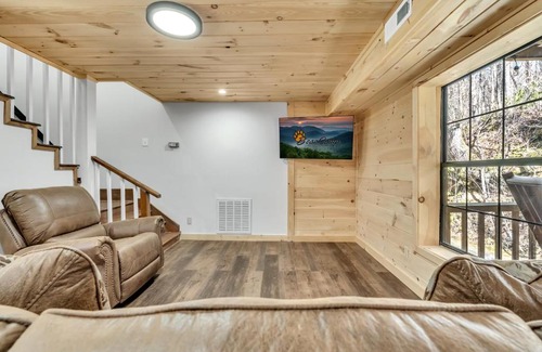 Cosby House | Wills Barn 2 Queen bedrooms - private 36-acre resort with 6 homes amazing waterfall