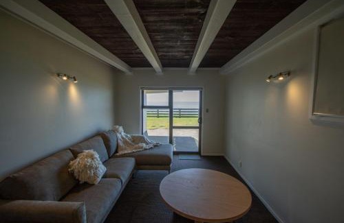 Bell Block Apartment | Wills On The Water Beachfront Apartment