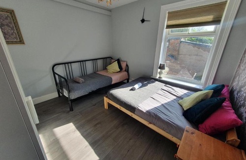 Luton House | Wimborne House, 3BR, Airport, M1, 6 beds