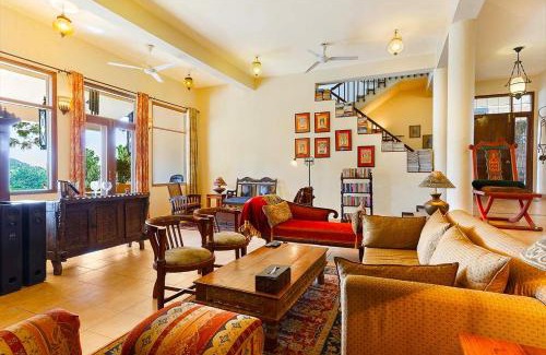 Kasauli Villa | Wind Chimes by 'V Are Family' - Valley Views, BBQ, Patio - Serviced Villa!