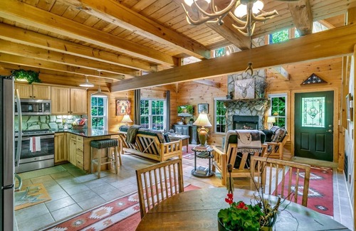 Maggie Valley Cabin | WindFall-Stunning, Pet Friendly, Creekside Cabin