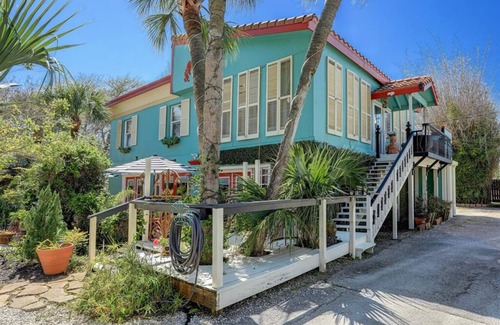 San Leon Apartment | Windmill Gardens Inn "Penthouse" by Galveston Bay is a cozy tropical hideaway!