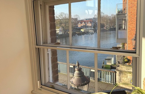 Eton Apartment | Windsor Castle panoramic views. Stay in the heart of Royal history