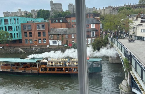 Eton Apartment | Windsor Castle panoramic views. Stay in the heart of Royal history