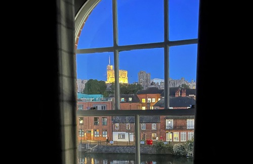 Eton Apartment | Windsor Castle panoramic views. Stay in the heart of Royal history