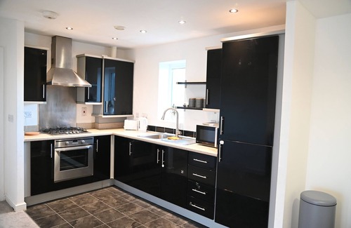 Langley Marish Apartment | Windsor to Heathrow 2 Bedroom 2 Bath WiFi+Parking+Langley Elizabeth Line London