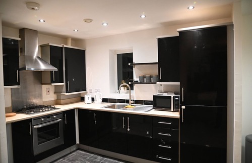 Langley Marish Apartment | Windsor to Heathrow 2 Bedroom 2 Bath WiFi+Parking+Langley Elizabeth Line London
