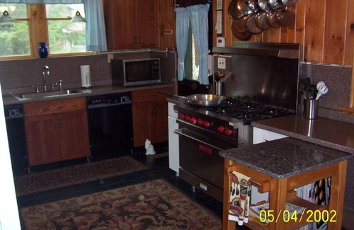 Hawley Cottage | WINDWARD Lodge - LARGE LAKEFRONT & Ski Slope View - sleeps 14+