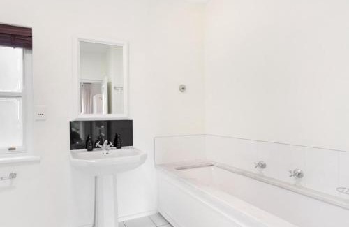 Stellenbosch Cabin | Winelands Golf Lodges 5